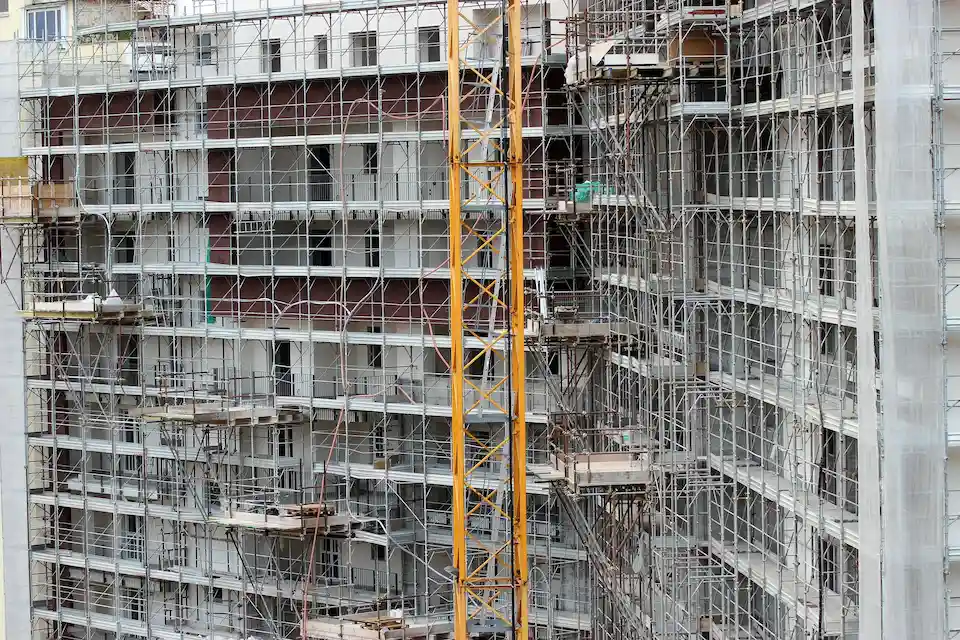 Riverside Scaffolding Rental supporting large commercial construction with multi-level scaffold systems.