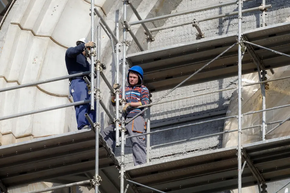 Riverside Scaffolding Rental with trained professionals assembling safe scaffolding for commercial projects.
